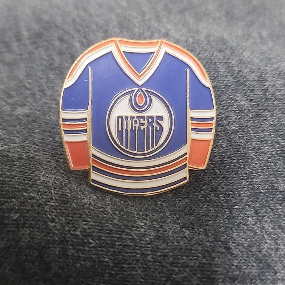 Oilers jersey vintage hockey pin NHL